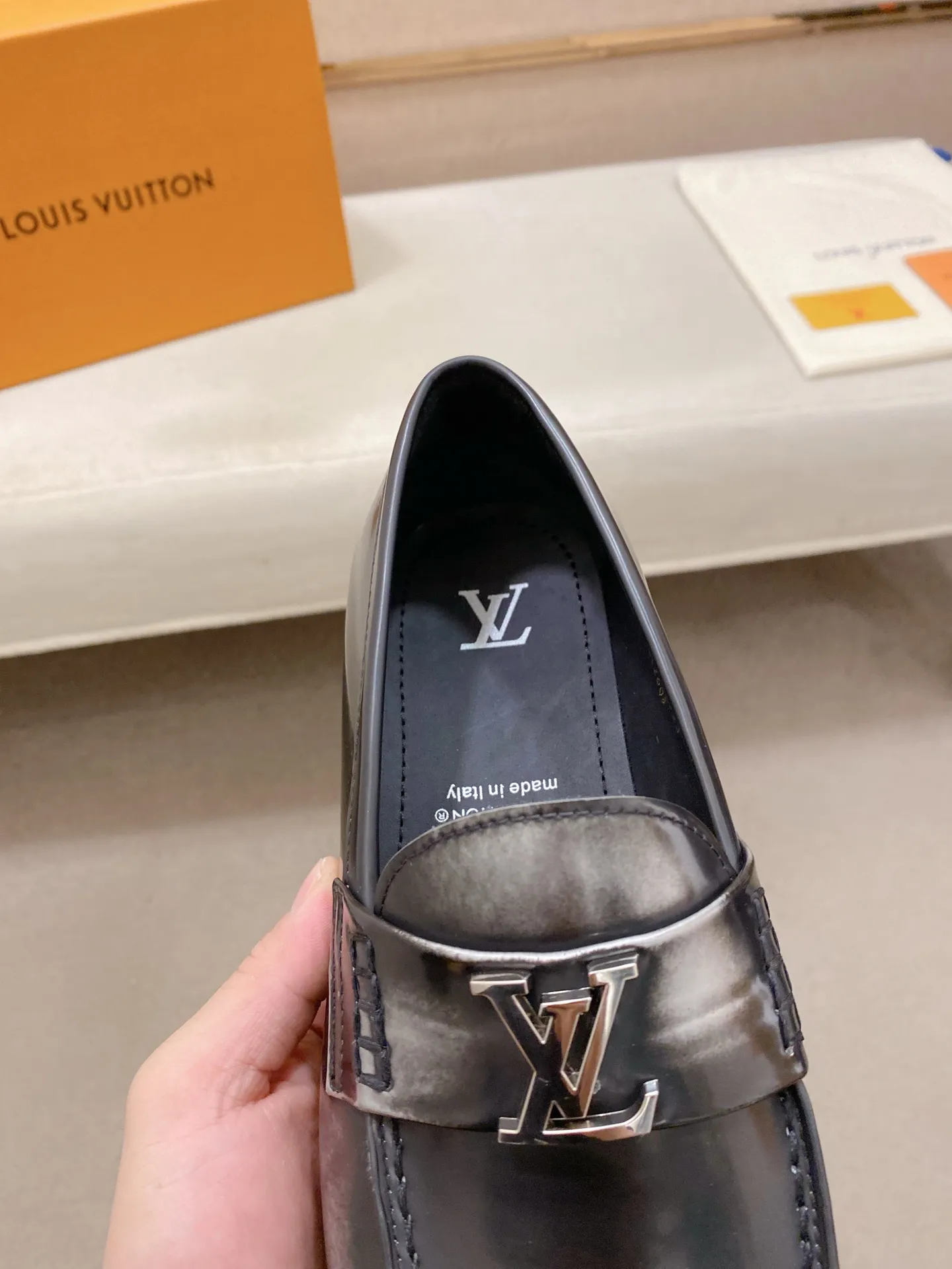 Factory price: 700💰Louis Vuitton LV men's classic Oxford shoes, men's business formal boutique leather shoes, classic model, exquisite almond kernel toe, ultimate art, the whole shoe is made of imported cow leather (open edge beads), carefully selected, fine pores, excellent gloss, soft texture, strong toughness, durable and not easy to deform, apricot calf leather lining, soft and comfortable, sweat-absorbent and breathable. Composite rubber backing at the heel. The front and rear outsole are nailed and reinforced, making them non-slip and wear-resistant. Made with Goodyear craftsmanship, the shoe shape is excellent, light and luxurious, and can be worn in all kinds of formal occasions! Original box and dust bag packaging! Size: 39-44 (38.45. Customized)